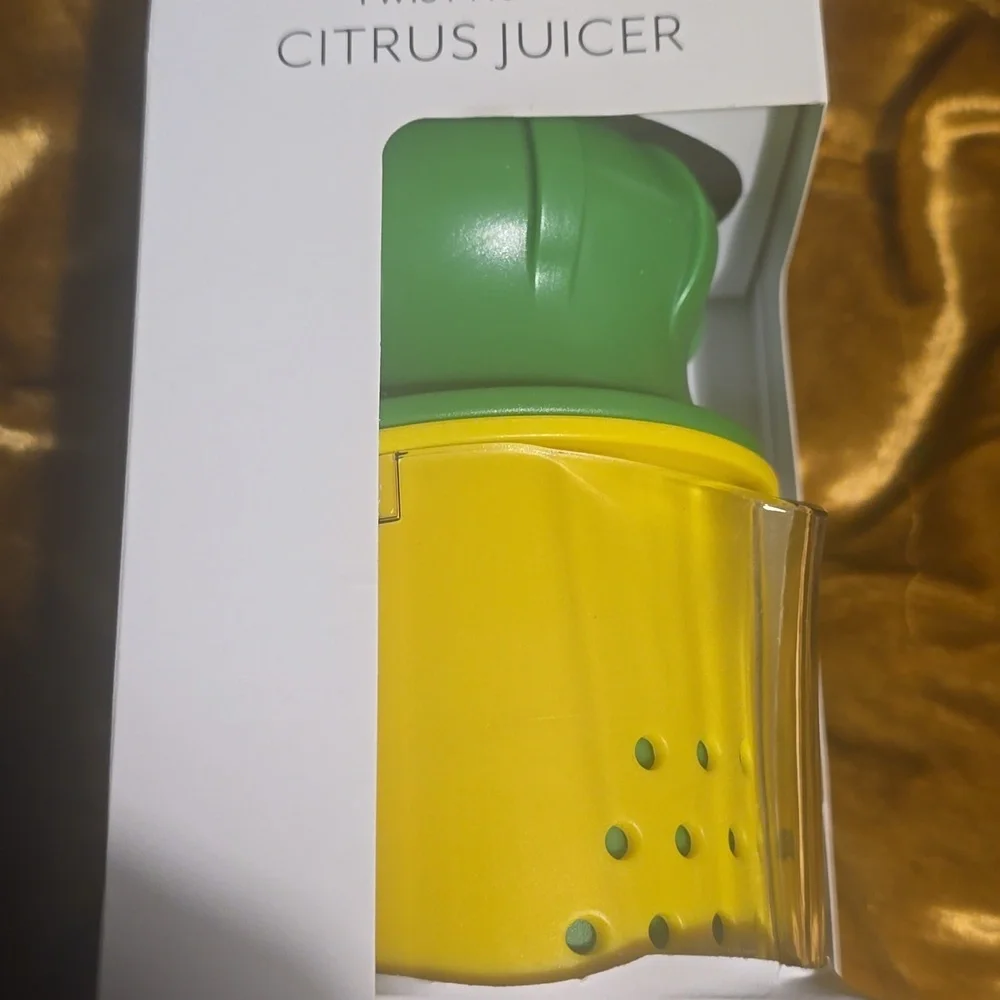 ♥️BUY 2 GET 1 FREE Sur La Table Twist Action Lemon & Lime Juicer, Retail $24.95
